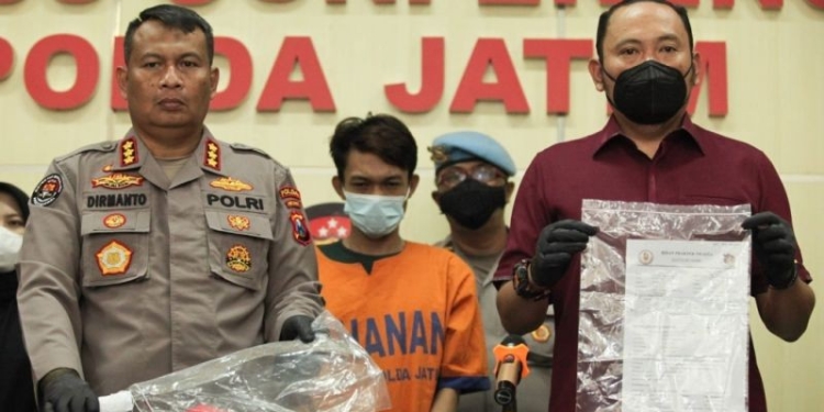 Polisi saat merilis pengungkapan kasus pembunuhan wanita hamil di Mapolda Jatim, Surabaya, Jumat (9/12/2022). ANTARA/Didik Suhartono
