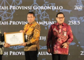 Kepala Badan Kepegawaian Aceh, Abdul Qahar, saat mewakili Pj Gubernur Aceh, menerima piagam Anugerah Meritokrasi kategori Baik yang diserahkan oleh ketua KASN Prof. Agus Pramusinto, di Jakarta, Kamis (8/12/2022). (Dok. Humas Pemerintah Aceh)