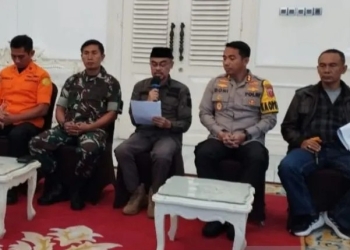 Sekretaris Daerah Cianjur, Jawa Barat, Cecep Alamsyah (tengah) memberikan laporan terkait penanganan bencana gempa Cianjur hari ke-13 yang menyebabkan 334 orang meninggal dunia, Sabtu (3/12/2022).(ANTARA/Ahmad Fikri). (Ahmad Fikri)