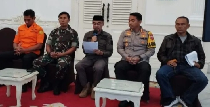 Sekretaris Daerah Cianjur, Jawa Barat, Cecep Alamsyah (tengah) memberikan laporan terkait penanganan bencana gempa Cianjur hari ke-13 yang menyebabkan 334 orang meninggal dunia, Sabtu (3/12/2022).(ANTARA/Ahmad Fikri). (Ahmad Fikri)