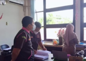 Kejari Ternate menggeledah kantor Dinas Kesehatan (Dinkes) Ternate, terkait pengusutan kasus dugaan tindak pidana korupsi anggaran Covid-19, yang dikelola Pemerintah Kota Ternate tahun 2021-2022 sebesar Rp 22 miliar (Abdul Fatah)