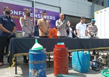 Kapolres Tulungagung AKBP Eko Hartanto menunjukkan barang bukti truk boks serta BBM janis solar bersubsidi di halaman Mapolres Tulungagung, Rabu (30/11/2022). ANTARA/HO-Humas Polres Tulungagung