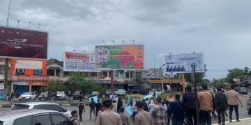 Personel Polresta Banda Aceh bubarkan aksi tolak kedatangan Anies Baswedan, di Bundaran Lambaro, Aceh Besar, Jumat (2/12/2022) pagi. (Dok. Polisi)