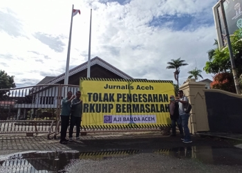 AJI Banda Aceh kirim papan spanduk ke kantor DPR Aceh, tolak pengesahan RKUHP oleh DPR RI, Selasa (6/12/2022). (Dok. AJI Banda Aceh)