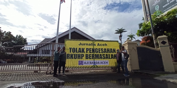 AJI Banda Aceh kirim papan spanduk ke kantor DPR Aceh, tolak pengesahan RKUHP oleh DPR RI, Selasa (6/12/2022). (Dok. AJI Banda Aceh)