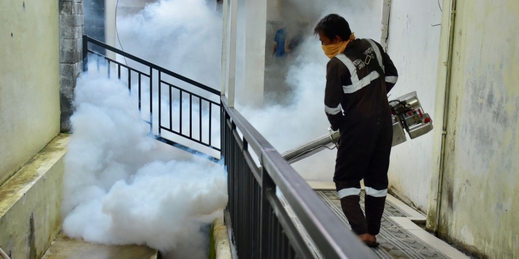 Dinas Kesehatan dan KB Kota Sabang melakukan penyemprotan (fogging) di kawasan Jurong M. Nur Hasan Gampong Kuta Ateuh dan juga RSUD, Selasa (6/12/2022) sore. (Dok. Humas Kota Sabang)