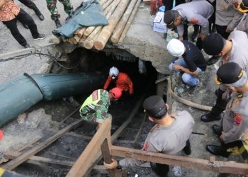 Kapolda Sumbar Irjen Pol Suharyono meninjau lokasi tambang batu bara yang meledak di Kota Sawahlunto pada Jumat (10/12). (ANTARA/HO Polda Sumbar)