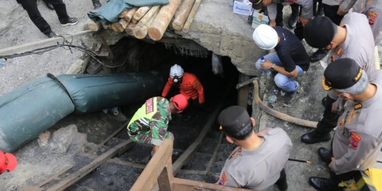 Kapolda Sumbar Irjen Pol Suharyono meninjau lokasi tambang batu bara yang meledak di Kota Sawahlunto pada Jumat (10/12). (ANTARA/HO Polda Sumbar)