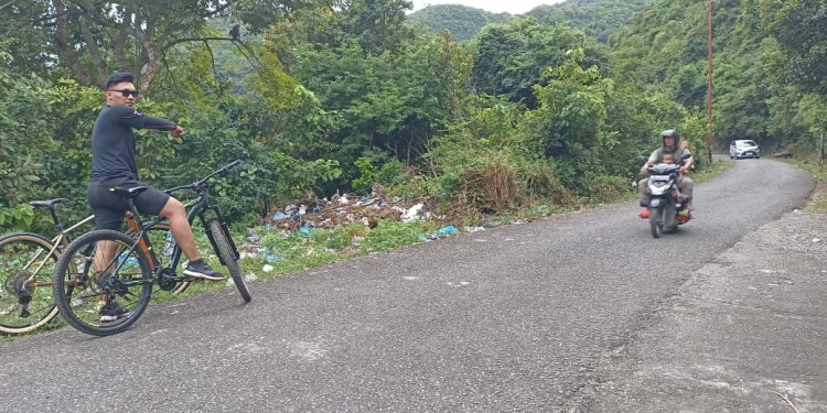 Jalan di kawasan Gunung Mata Ie tercemar limbah sampah. (Dok. Ist)