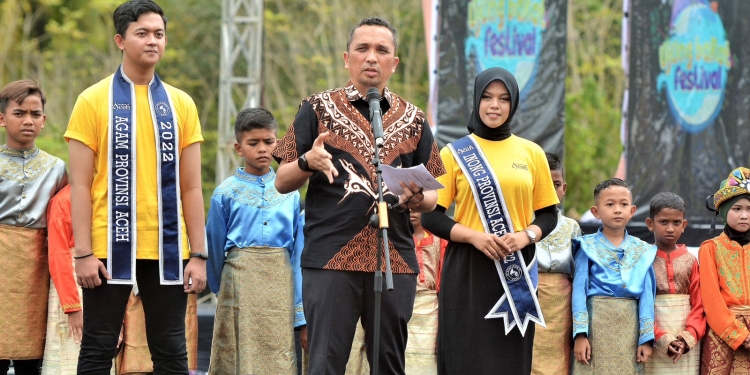 Pj Wali Kota Sabang, Reza Fahlevi saat membuka Ujung Barat Festival di Gampong Jaboi yang diselenggarakan Disbudpar Aceh, Sabtu (10/12/2022). (Dok. Humas Kota Sabang)
