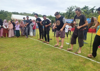 Wisatawan asing asal Prancis dan Amerika memainkan permainan tradisional pada Festival Ujung Barat yang digelar di Desa Wisata Jaboi, Sabang. (Dok. Disbudpar Aceh)