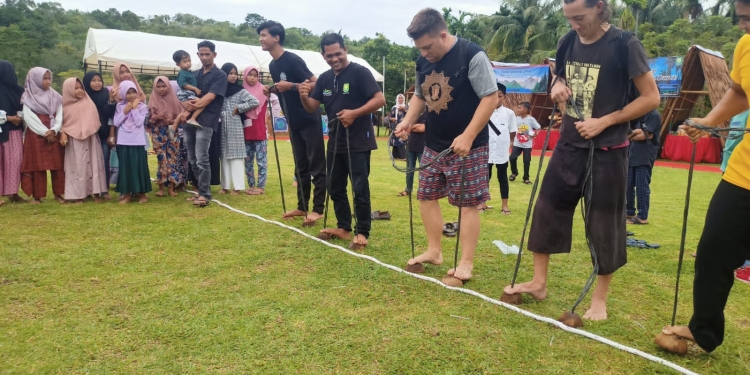 Wisatawan asing asal Prancis dan Amerika memainkan permainan tradisional pada Festival Ujung Barat yang digelar di Desa Wisata Jaboi, Sabang. (Dok. Disbudpar Aceh)
