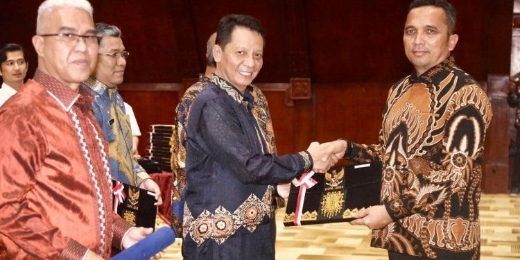 Pj Wali Kota Sabang Terima Penghargaan WTP ke-10 Kali Berturut-Turut Saat Hadiri Penyerahan DIPA Tahun Anggaran 2023, Jumat (16/12/2022) siang.