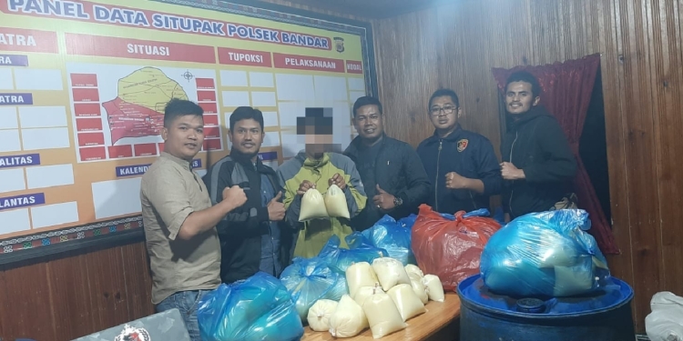 Polres Bener Meriah ringkus pelaku pencurian minyak goreng, Jumat (16/12/2022). (Dok. Polisi)