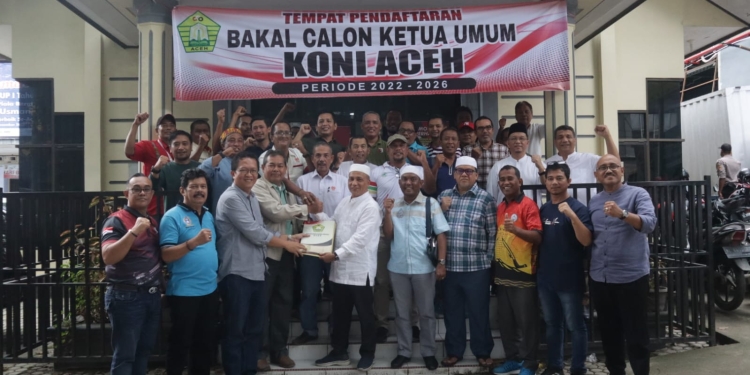 Abu Razak dan tim pemenangan saat mendaftar sebagai bakal calon Ketua Umum KONI Aceh, Jumat (16/12/2022). (Dok. KONI Aceh)