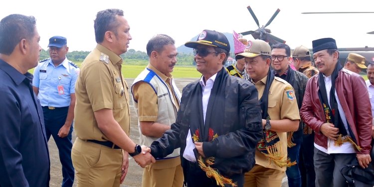 Pj Wali Kota Sabang, Reza Fahlevi menyambut kunjungan kerja (Kunker) Menko Polhukam, Mahfud MD dan Mendagri, Muhammad Tito Karnavian ke Kota Sabang, Rabu (21/12/2022). (Dok. Humas Kota Sabang)