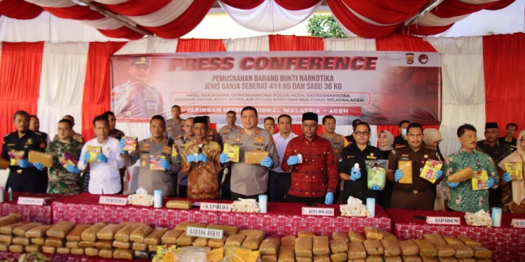 Kapolda Aceh dan jajaran memperlihatkan barang bukti berupa 36 kilogram sabu dan 411 kilogram ganja, di Polda Aceh, Jumat (23/12/2022). (Dok. Polisi)