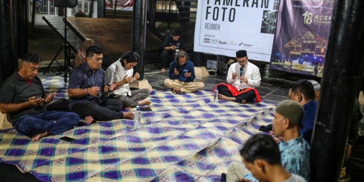 Suasana doa bersama jurnalis Aceh, di Kompleks Museum Aceh pada Minggu (25/12/2022) malam. (Dok. ALIBI.id)