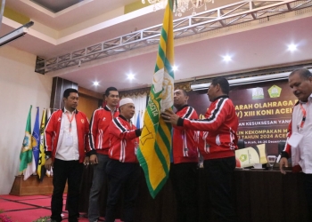 Abu Razak (tiga dari kiri) menerima pataka setelah terpilih secara aklamasi sebagai Ketua Umum KONI Aceh 2022-2026 di Banda Aceh, Minggu (25/12/2022). (Dok. KONI Aceh)