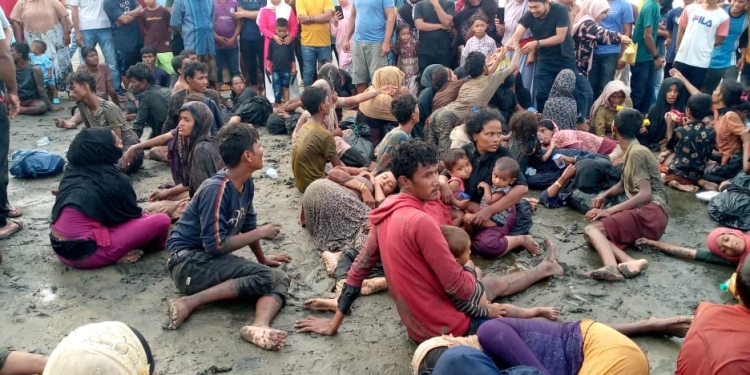 Imigran Rohingya terdampar di pesisir pantai Desa Ujolung Pie, Kecamatan Muara Tiga, Kabupaten Pidie, Senin (26/12/2022).
