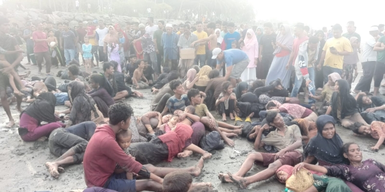 Imigran Rohingya terdampar di pesisir pantai Desa Ujolung Pie, Kecamatan Muara Tiga, Kabupaten Pidie, Senin (26/12/2022). (Dok. Ist)