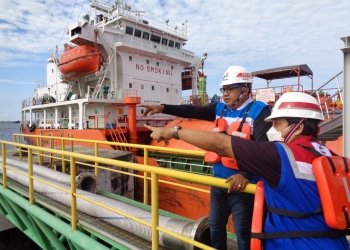 Proses pendistribusian BBM lewat jalur laut. (Dok. Pertamina)