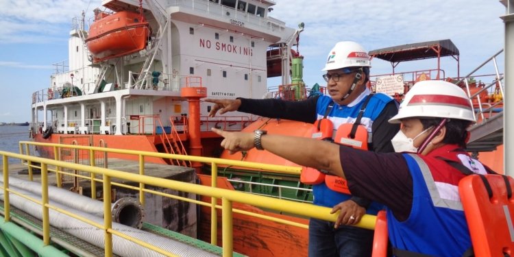 Proses pendistribusian BBM lewat jalur laut. (Dok. Pertamina)