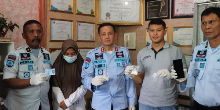Kepala Rutan Kraksaan Probolinggo Alzuarman (tengah) menunjukkan barang bukti pil koplo yang gagal diselundupkan di Rutan Kraksaan Probolinggo, Kamis (29/12/2022). ANTARA/HO-Kanwil Kemenkumham Jatim