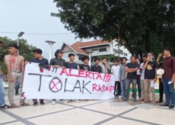 Wartawan dan mahasiswa menggelar aksi damai menolak pengesahan RKUHP di Taman Riyadah, Kota Lhokseumawe, Senin (5/12/2022). (ANTARA/Dedy Syahputra)