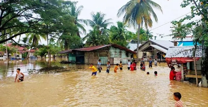 Sekelompok anak bermain banjir di Desa Nibong Baroh, Kecamatan Nibong, Kabupaten Aceh Utara, Rabu (21/12/2022). ANTARA/HO/Dok Warga