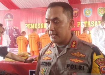 Kapolres Indramayu AKBP Lukman Syarif memberi keterangan kepada media di Indramayu, Jawa Barat. (ANTARA/Khaerul Izan)