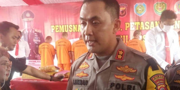 Kapolres Indramayu AKBP Lukman Syarif memberi keterangan kepada media di Indramayu, Jawa Barat. (ANTARA/Khaerul Izan)