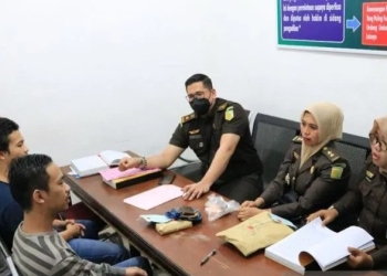 Kejari Banda Aceh saat menerima tersangka narkotika dari Bareskrim Polri, di Banda Aceh, Selasa (13/12/2022) (ANTARA/HO/Kejari Banda Aceh)