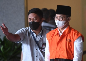 Tersangka kasus dugaan suap jual beli jabatan di Bangkalan Abdul Latif Amin Imron (kanan) berjalan keluar setelah menjalani pemeriksaan di gedung KPK, Jakarta, Selasa (13/12/2022). (ANTARA FOTO/Akbar Nugroho Gumay/aww)