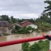 Warga memperhatikan kawasan banjir dari Jembatan Idi Cut, Darul Aman, Kabupaten Aceh Timur, Minggu (8/12/2022). ANTARA/Hayaturrahmah