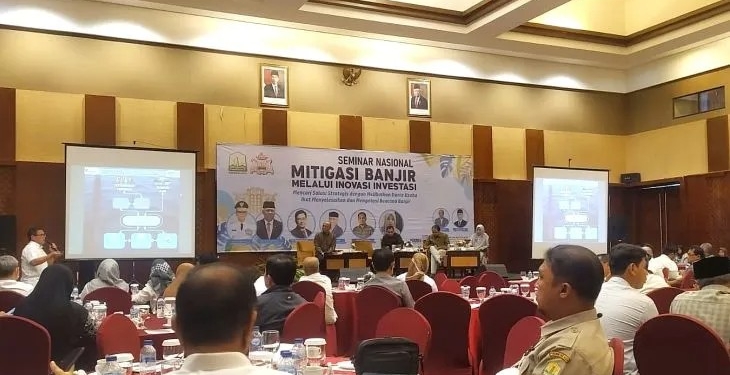 Direktur Sungai dan Pantai Direktorat Jenderal Sumber Daya Air Kementerian PUPR Bob Arthur Lombogia saat memberikan materi terkait penanganan banjir pada seminar nasional mitigasi banjir bersama Kadin Aceh, di Banda Aceh, Senin (12/12/2022) (ANTARA/Rahmat Fajri)