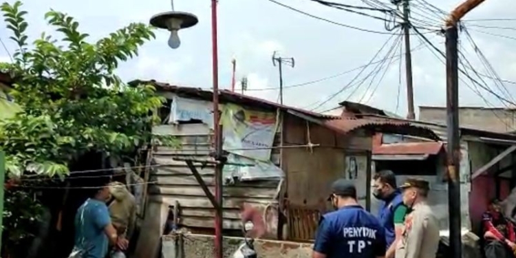 Sejumlah aparat kepolisian berjaga di sekitar rumah terduga teroris di Kelurahan Malabar, Kota Bandung, Jawa Barat, Senin (12/12/2022). ANTARA/Bagus Ahmad Rizaldi