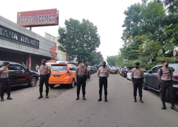 Polisi melakukan penjagaan di sekitar Polsek Astanaanyar, Kota Bandung, Jawa Barat, Rabu (7/12/2022). (ANTARA/Bagus Ahmad Rizaldi)