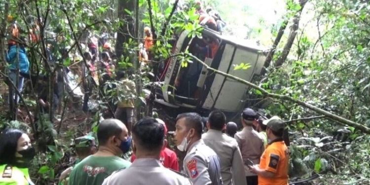 Petugas gabungan melakukan evakuasi korban kecelakaan bus masuk jurang di Jalan Raya Sarangan, Kecamatan Plaosan, Kabupaten Magetan, Jawa Timur, Minggu. (4/12/2022). ANTARA/Louis Rika.