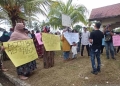 Warga berunjuk rasa menolak keberadaan imigran Rohingya di gedung eks Kantor Imigrasi Lhokseumawe, Aceh, Kamis (8/12/2022). ANTARA/Dedy Syahputra
