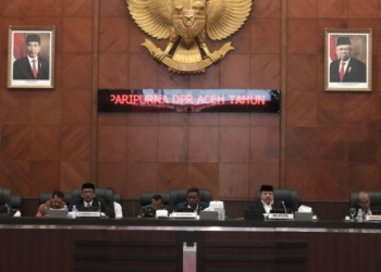 Asisten Pemerintahan dan Keistimewaan Aceh, M. Jafar, menyampaikan Pendapat Pemerintah Aceh Terhadap Delapan Rancangan Qanun Aceh Hasil Inisiatif Dewan dalam Paripurna DPR Aceh, di Ruang Sidang Utama DPRA, Banda Aceh, Rabu (28/12/2022). (Dok. Humas Pemerintah Aceh)