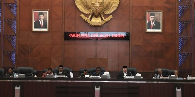 Asisten Pemerintahan dan Keistimewaan Aceh, M. Jafar, menyampaikan Pendapat Pemerintah Aceh Terhadap Delapan Rancangan Qanun Aceh Hasil Inisiatif Dewan dalam Paripurna DPR Aceh, di Ruang Sidang Utama DPRA, Banda Aceh, Rabu (28/12/2022). (Dok. Humas Pemerintah Aceh)