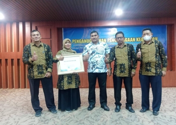 Disbudpar Aceh terima penghargaan pada kegiatan penganugrahan penghargaan kearsipan dari Pemerintah Aceh. (Dok. Disbudpar Aceh)