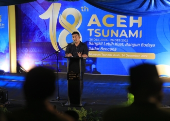 Kadisbudpar Aceh, Almuniza Kamal beri sambutan pada peringatan 18 tahun tsunami pada Sabtu (24/12/2022) malam. (Dok. Disbudpar Aceh)