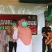 Terpidana pelanggaran syariat Islam mengangkat tangan ketika menjalani hukuman cambuk di halaman Kantor Dinas Syariat Islam Aceh Timur di Idi, Kamis (15/12). ANTARA/HO