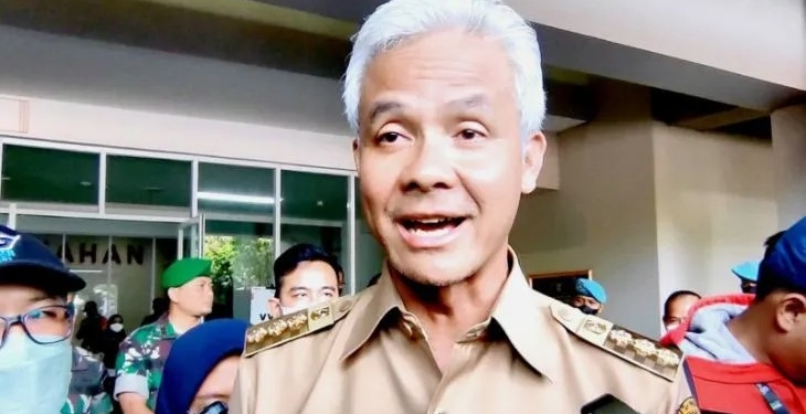 Gubernur Jawa Tengah (Jateng) Ganjar Pranowo memberikan keterangan kepada wartawan di Solo, Senin (31/10/2022). ANTARA/Aris Wasita