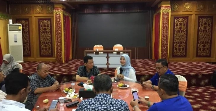 Pj Gubernur Aceh ngopi bareng bersama pimpinan dan awak media di Restoran, Anjong Mon Mata, Banda Aceh, Sabtu. (ANTARA/M Ifdhal)