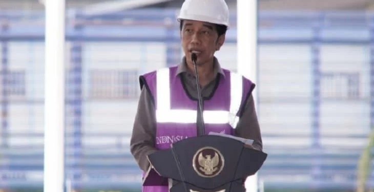 Arsip-Presiden Joko Widodo memberi sambutan usai meresmikan pembangunan pabrik Smelter PT Virtue Dragon Nikel Industri (VDNI) di Kecamatan Morosi, Kabupaten Konawe, Sulawesi Tenggara, Senin (27/12/2021). Pembangunan smelter milik PT VDNI merupakan bagian dari Proyek Strategis Nasional (PSN) dengan nilai investasi di kawasan tersebut mencapai Rp47 triliun dan sampai saat ini telah menyerap tenaga kerja sebanyak 16.515 orang. ANTARA FOTO/Jojon/aww.
