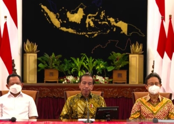 Tangkapan layar - Presiden Jokowi (tengah) di Istana Merdeka, Jakarta, Jumat (30/12). (ANTARA/Indra Arief)