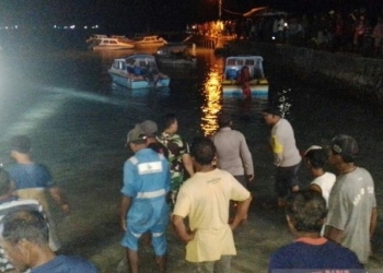 Warga Negeri Aboru, Kecamatan Pulau Haruku, Kabupaten Maluku Tengah mengevakuasi dua penumpang kapal cepat yang meninggal dunia akibat tenggelam dihantam angin kencang dan gelombang tinggi, Sabtu (17/12/2022). (ANTARA/HO-Polresta Pulau Ambon dan Pulau-Pulau Lease)